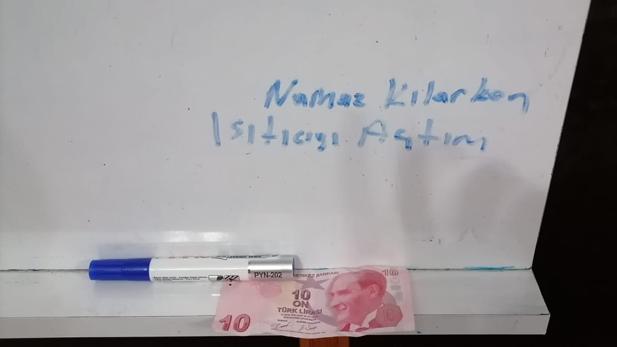 Camide namaz kılarken açtığı ısıtıcı için para bıraktı