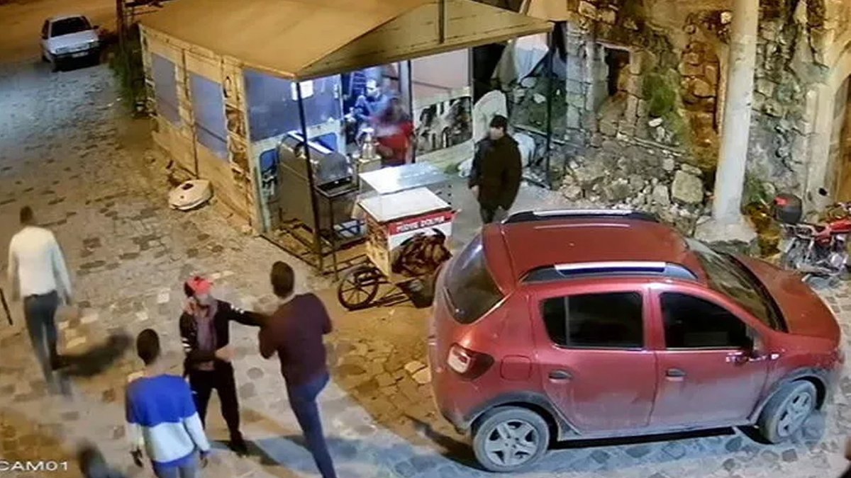 Kan donduran anlar kamerada: Barda tartıştığı kişi tarafından sokak ortasında öldürüldü