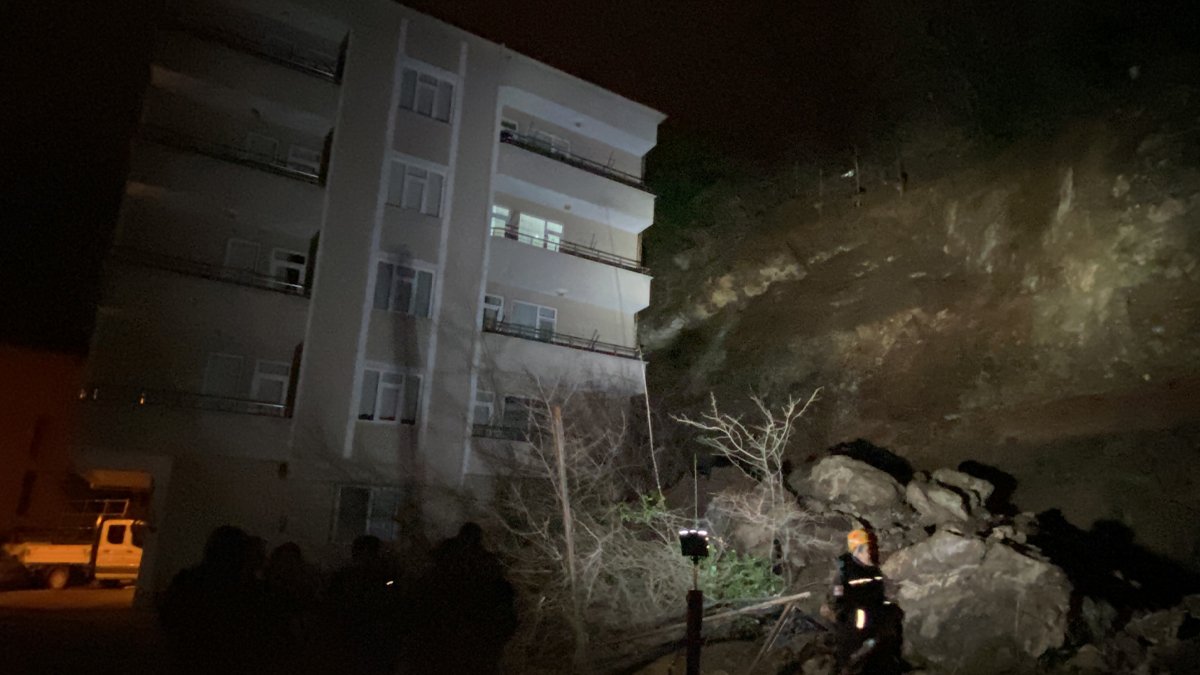 Samsun'da heyelan nedeniyle 5 katlı binada yaşayanlar tahliye edildi