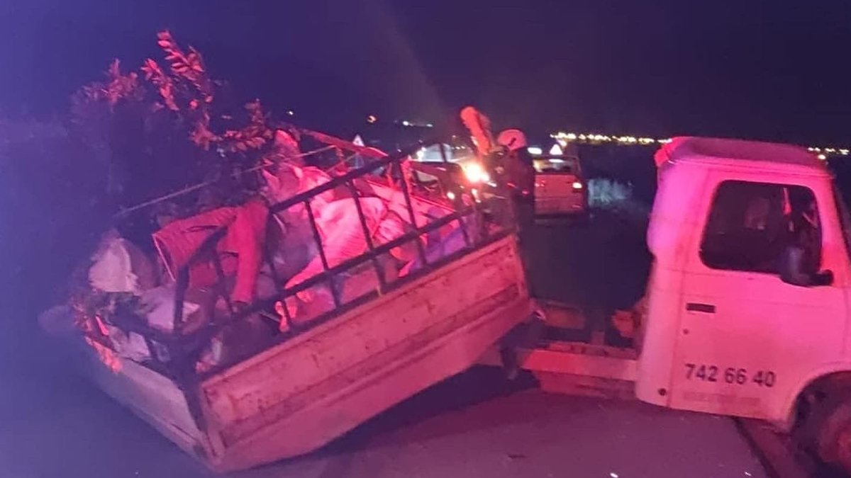 İzmir'de kamyonet ile minibüs çarpıştı: 1 ölü, 3 yaralı