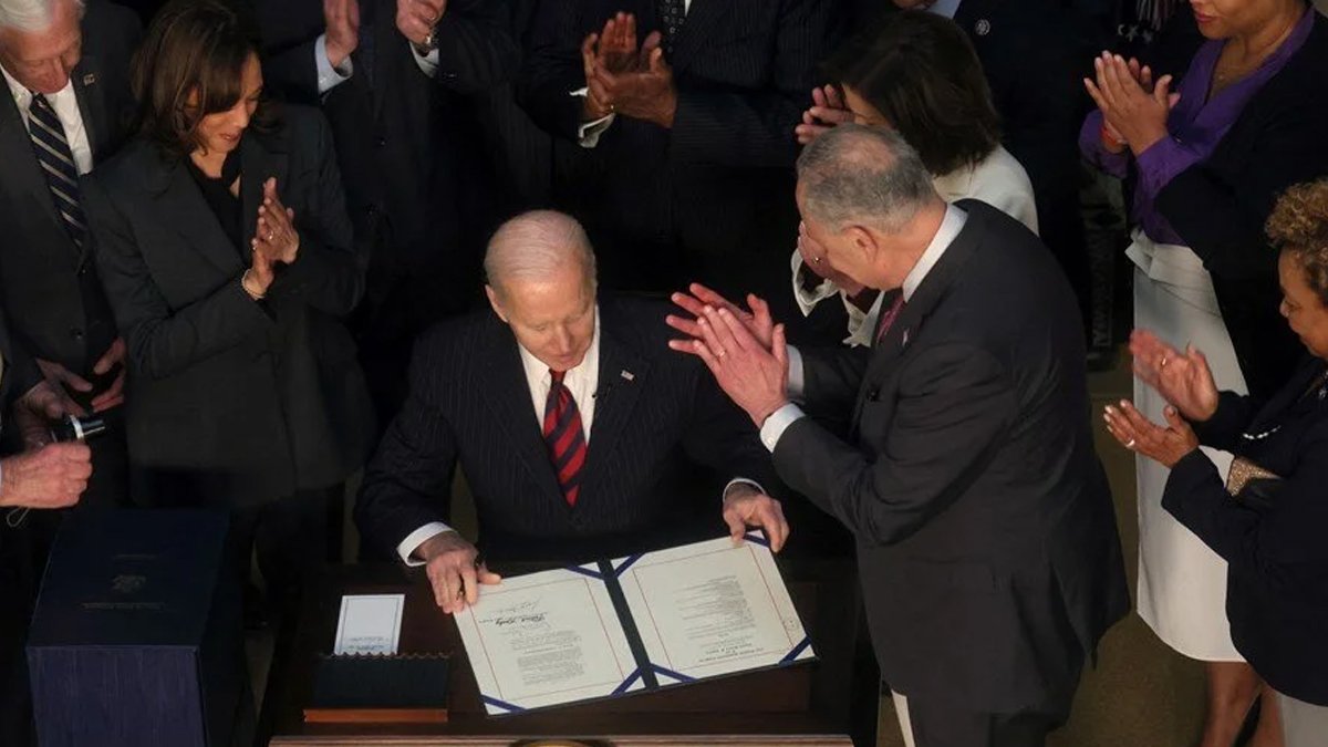 Biden'dan 1,5 trilyon dolarlık bütçeye onay