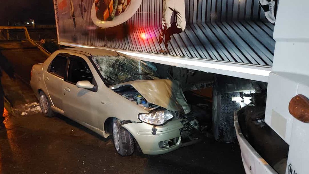 İstanbul'da feci kaza! Kayarak tırın altına girdi