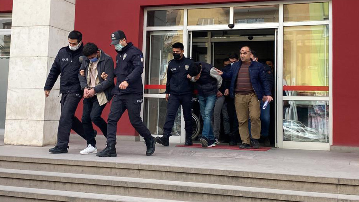 Otomobilin deposunu doldurup kaçan 3 kişi tutuklandı