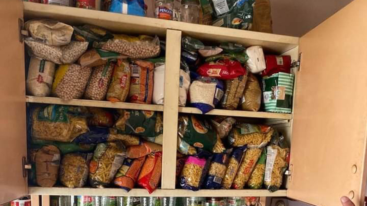 Yardım için gittikleri evde onlarca gıda ve temizlik malzemesi çıktı