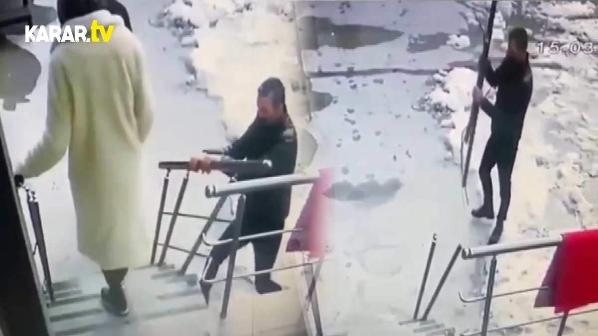 Ümraniye'deki hırsız yanından geçenlere aldırış etmeden demir korkulukları çaldı