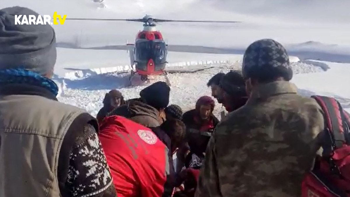 Yolu kapanan köydeki hastaya ulaşmak için ambulans helikopter kaldırıldı