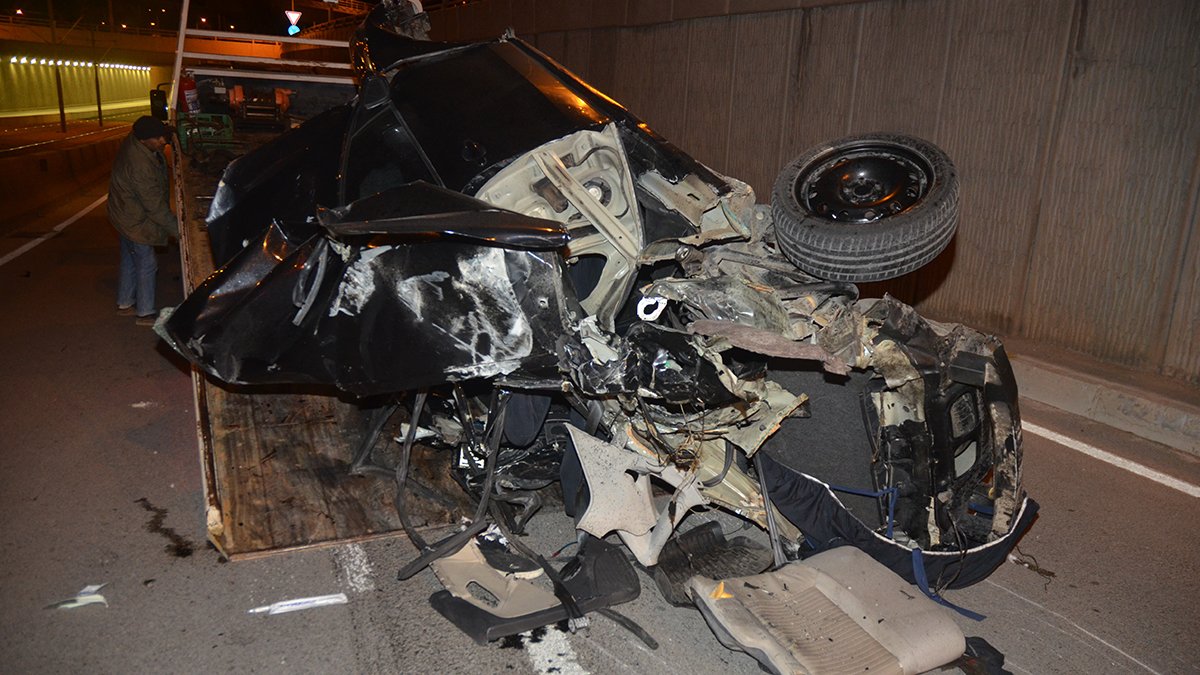 Antalya'da yön levhasına çarpan araç hurdaya döndü: 3 ölü