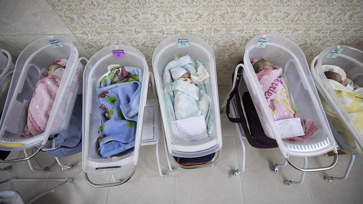 Ukrayna'da taşıyıcı anne krizi