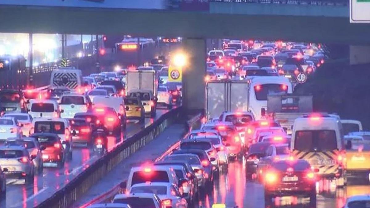İstanbul'da kar yağışı öncesi trafik kilitlendi