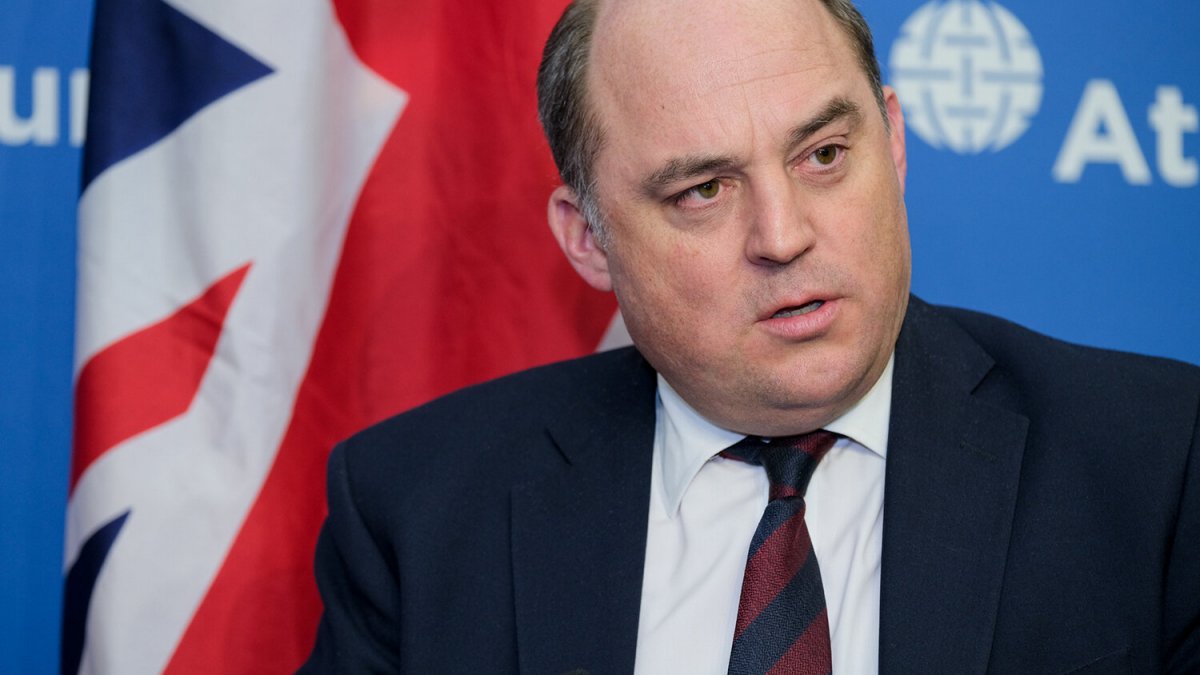 Kendisini Ukrayna Başbakanı olarak tanıtan kişi İngiltere Savunma Bakanını aradı