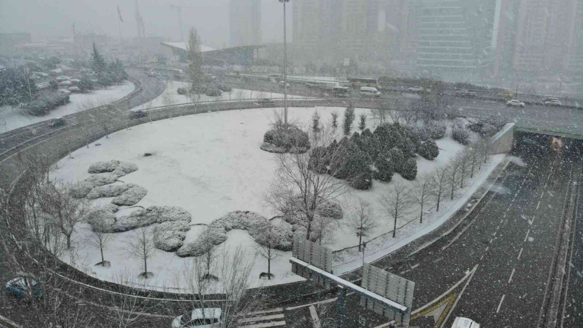 İstanbul'da beklenen kar yağışı başladı