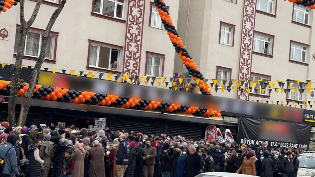 AVM açılışındaki indirim izdiham yarattı, vatandaş birbirini ezdi