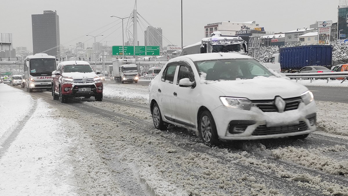Vali Yerlikaya ve İmamoğlu İstanbulluları saat verip uyardı: Trafiğe çıkmayın!