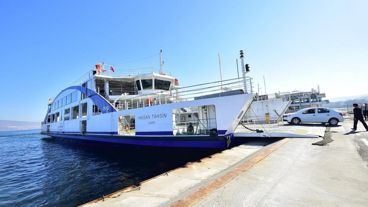 İzmir'de arabalı vapur seferlerine fırtına engeli