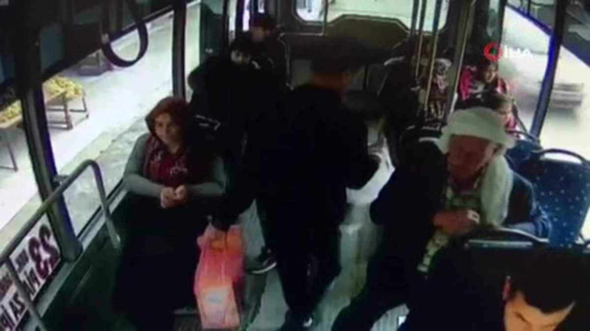 Kadının elindeki telefonu çalıp kaçtı