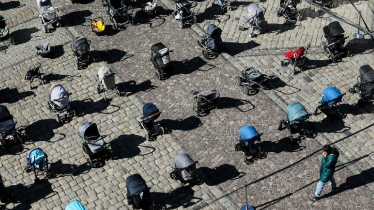 Ukrayna'da yürek burkan görüntü: Ölen çocuklar böyle anıldı