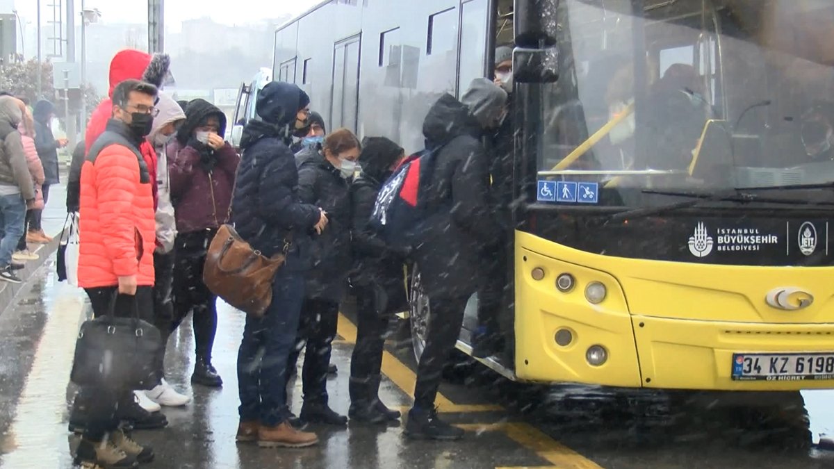 İstanbul'da kar yağışı etkisini artırdı