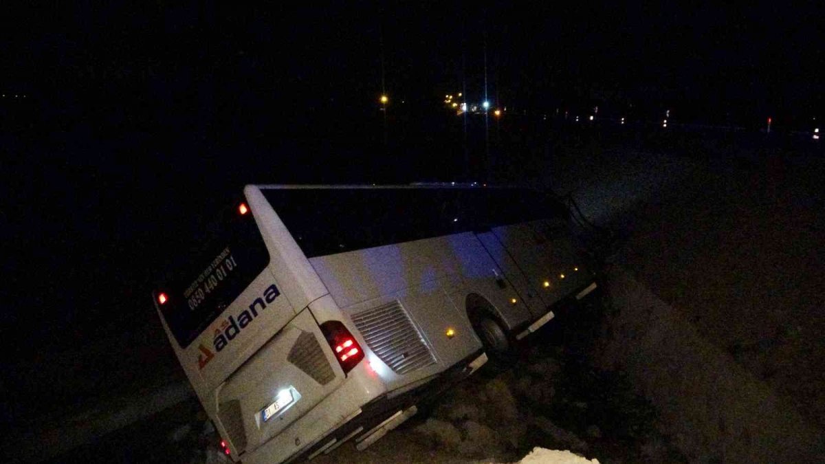 Adana’da yolcu otobüsü kaza yaptı: 4’ü ağır 23 yaralı