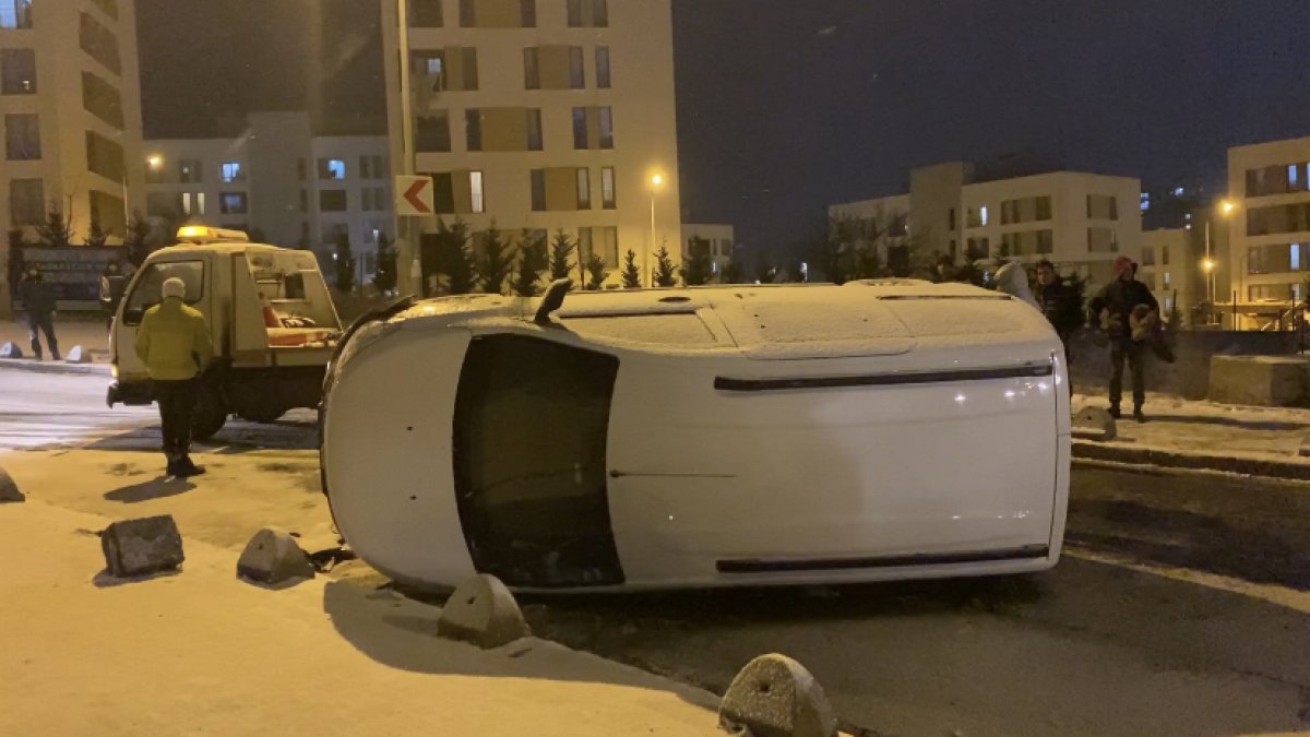 Başakşehir'de karda kayan araç takla attı: 2 yaralı