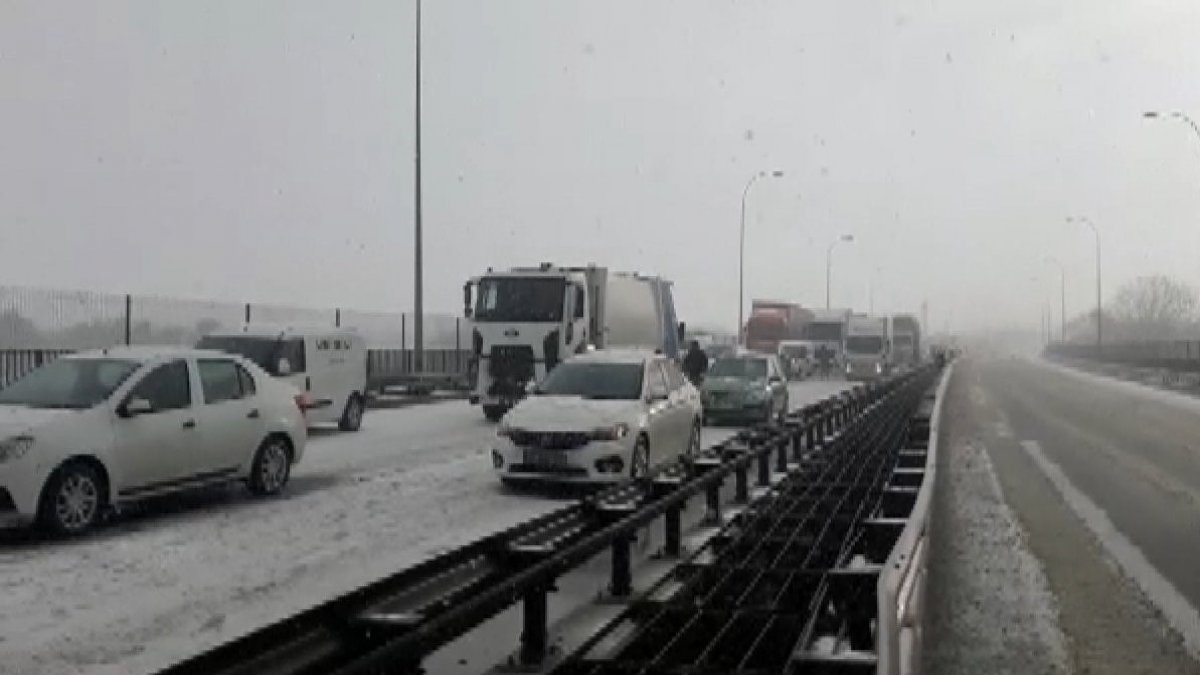 TEM'de zincirleme kar kazası: Yol trafiğe kapandı