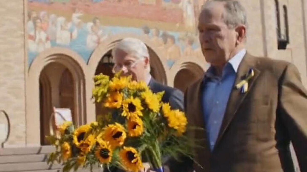 Clinton ve Bush'dan Ukrayna kilisesine ziyaret