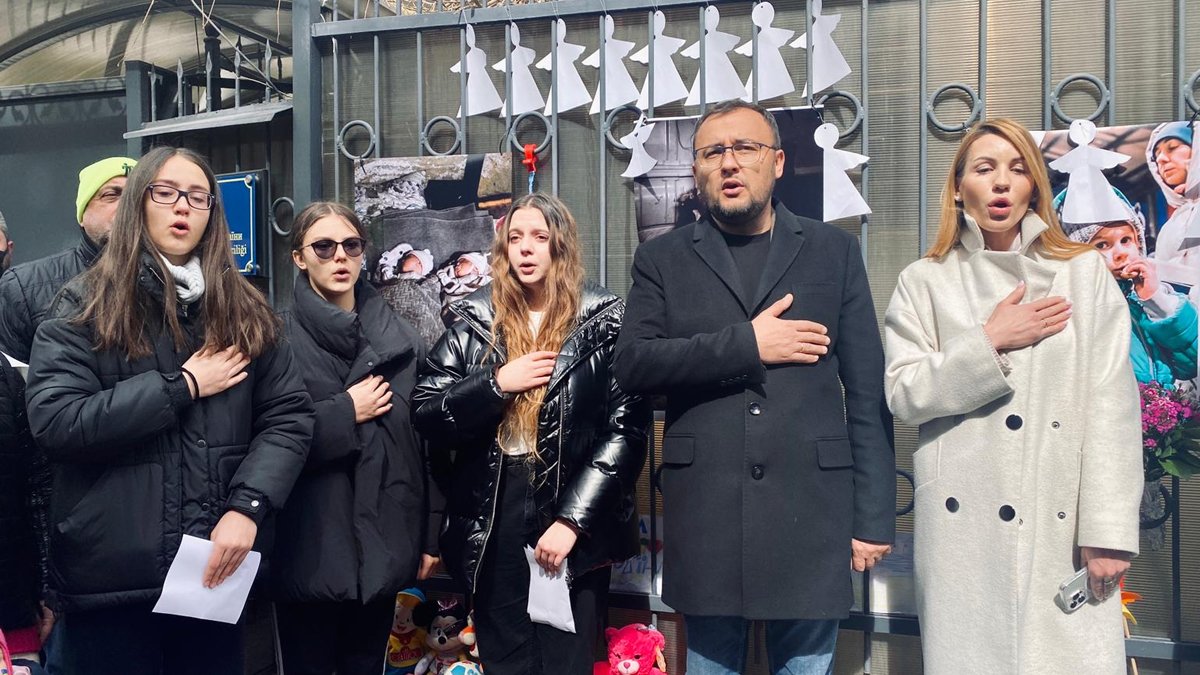 Ukrayna'daki savaşta hayatını kaybeden çocuklar Büyükelçilik önünde anıldı