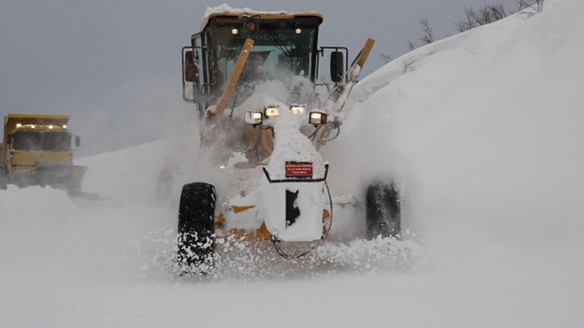 Sinop'ta etkili olan kar yağışı nedeniyle İki ilçeye iki gündür ulaşım sağlanamıyor