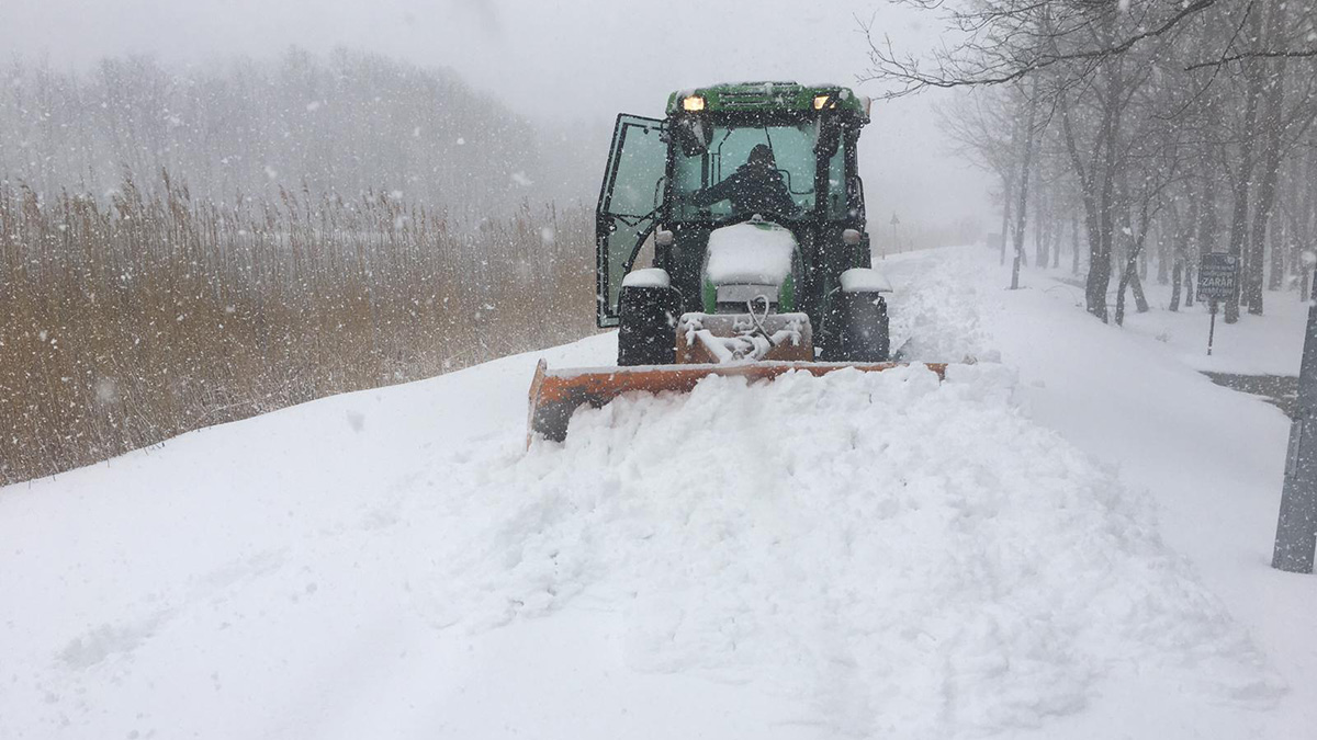İstanbul'da etkili olan kar yağışı yolları kapattı