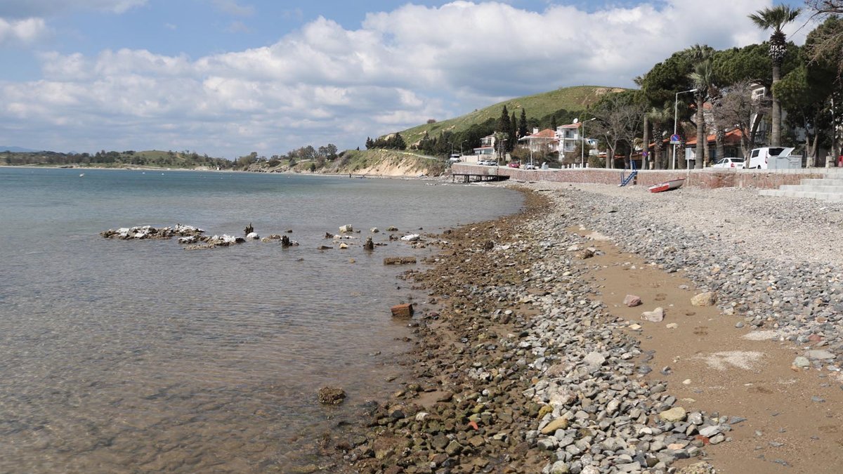 Foça'da deniz 20 metre çekildi