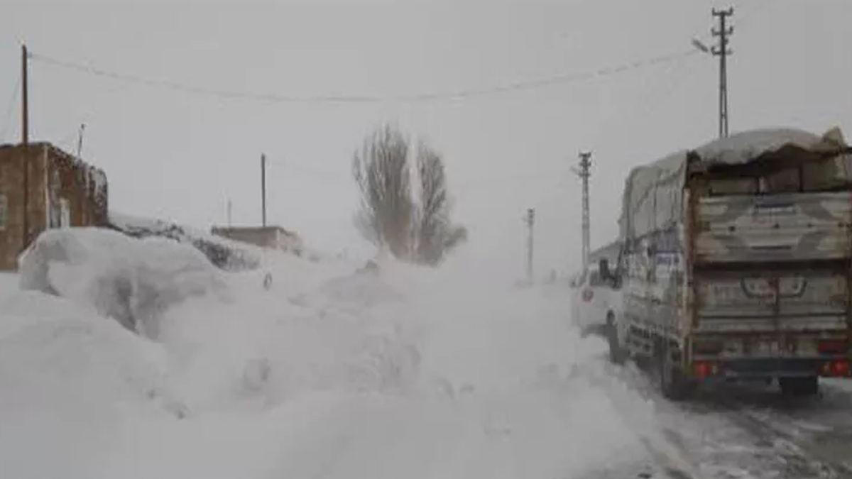 Kars-Iğdır kara yolunda mahsur kalan 18 kişi kurtarıldı