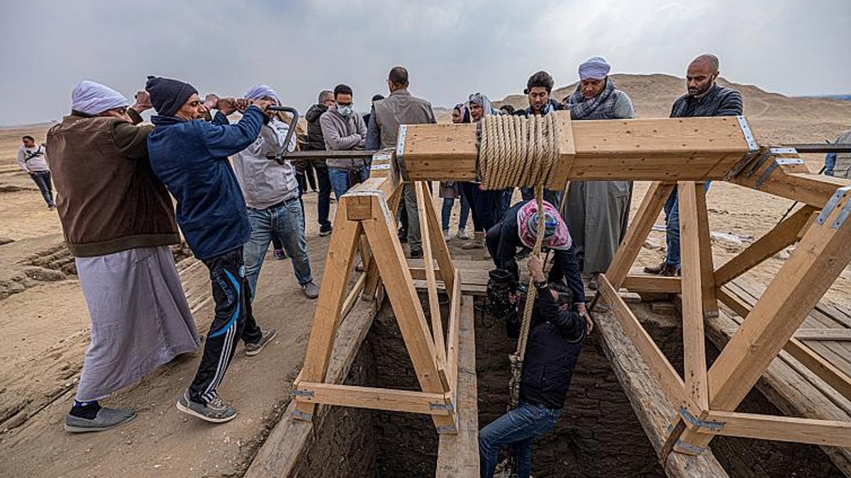 Mısır: Sakkara'da firavunlar dönemine ait 5 mezar keşfedildi