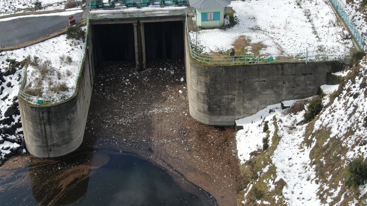 Su yükselince Alibeyköy Barajı çöple doldu