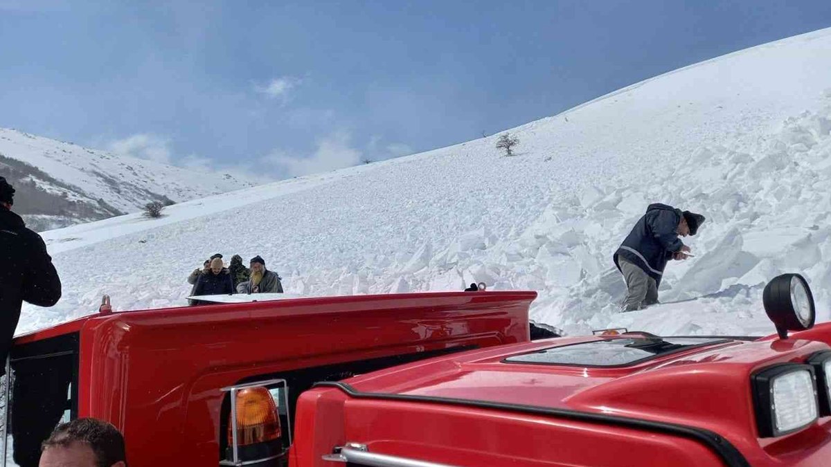 Bayburt'ta kar aracının üzerine çığ düştü!