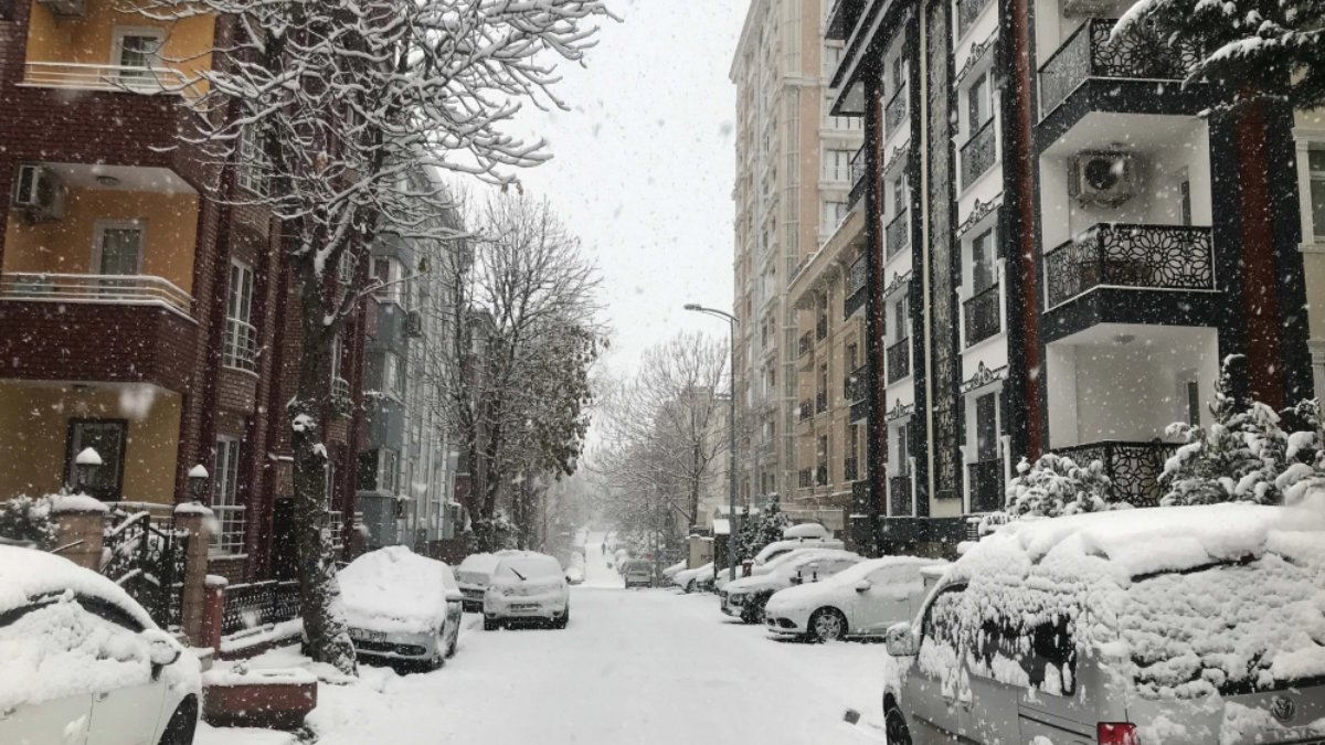 Kar, İstanbul'u sevdi: Nisan ayında da yağacak