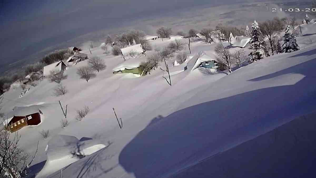 Sakarya’da kar kalınlığı 3 metreyi buldu, evler kara gömüldü