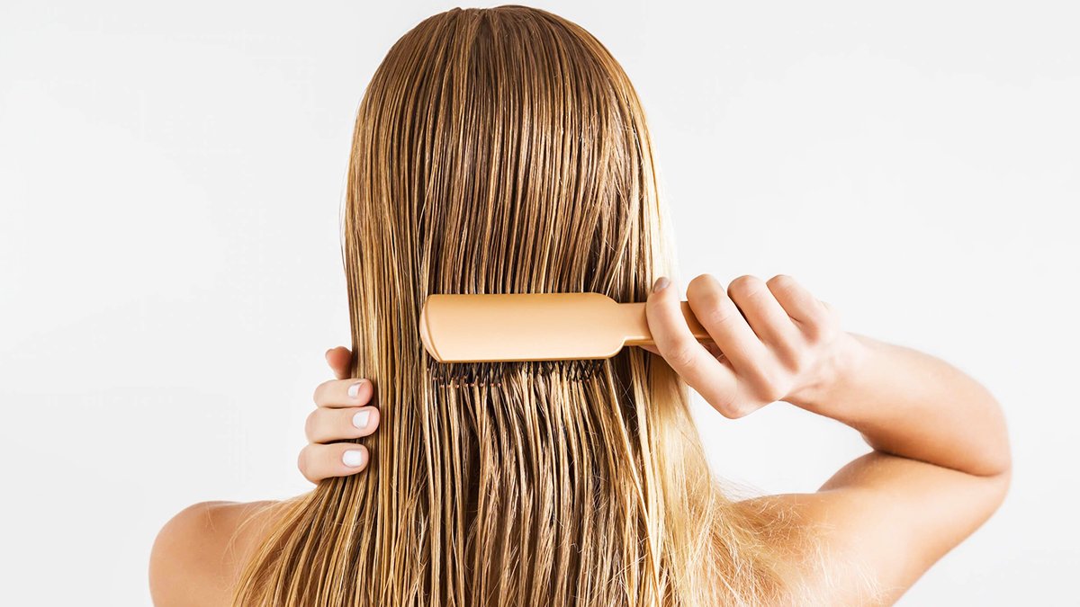 Saçlarınızı Böyle Tararsanız Genç Görünüyorsunuz! İşte Genç Gösteren Saç Tarama Modelleri