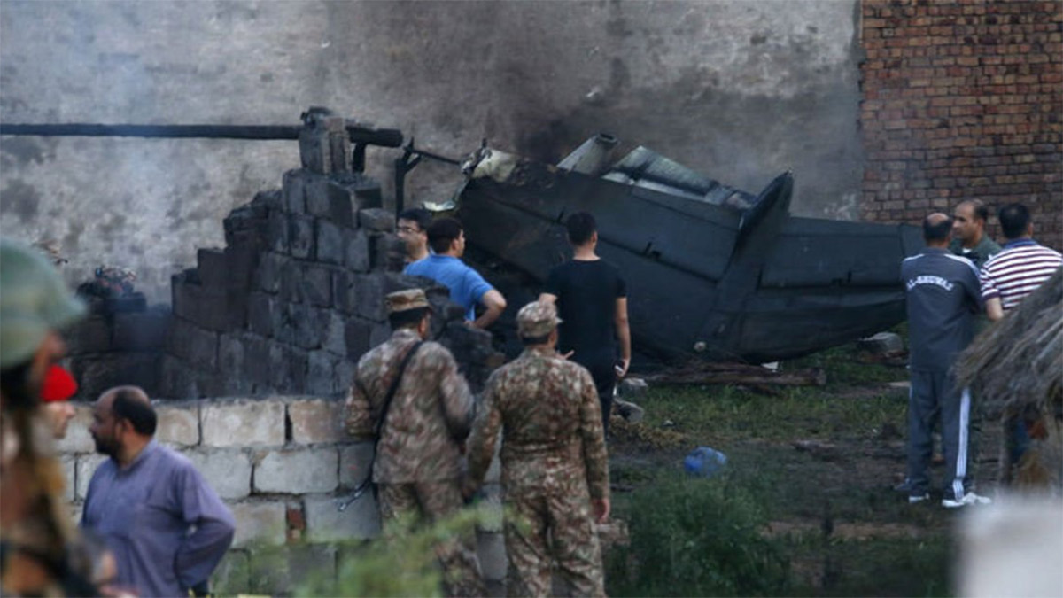 Pakistan’da askeri uçak düştü: 2 ölü