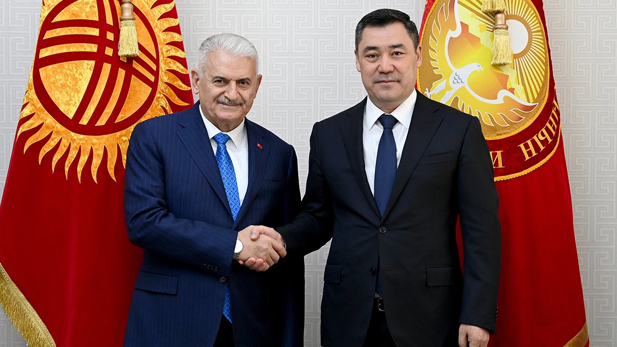 Binali Yıldırım, Kırgızistan Cumhurbaşkanı Caparov'u ziyaret etti