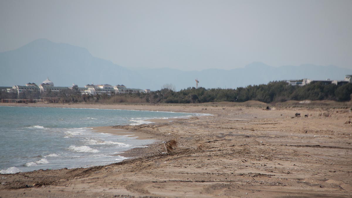 Antalya'da deniz suyu çekildi