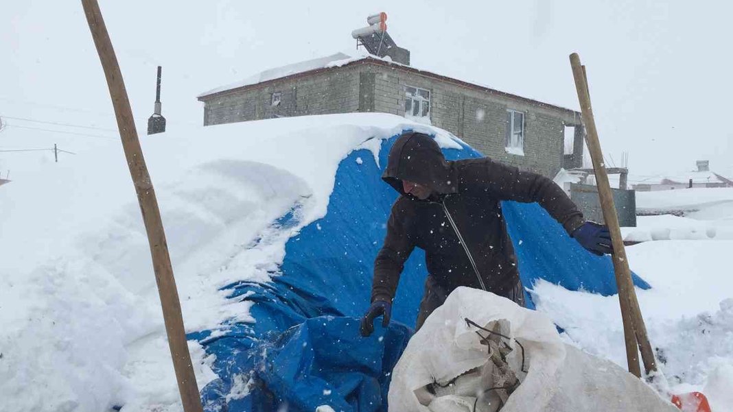 Kar küreyen vatandaştan muhabire: Ne söylememi bekliyorsun