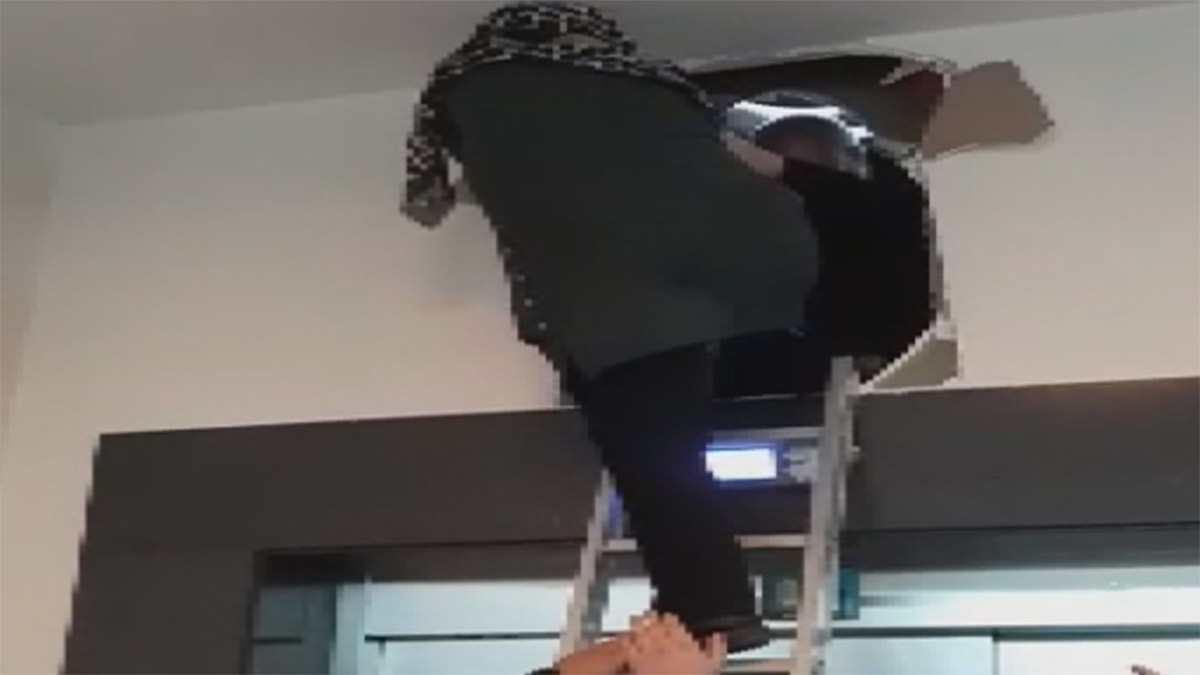 Hastanede asansör paniği: Duvardan açılan delikten çıktılar