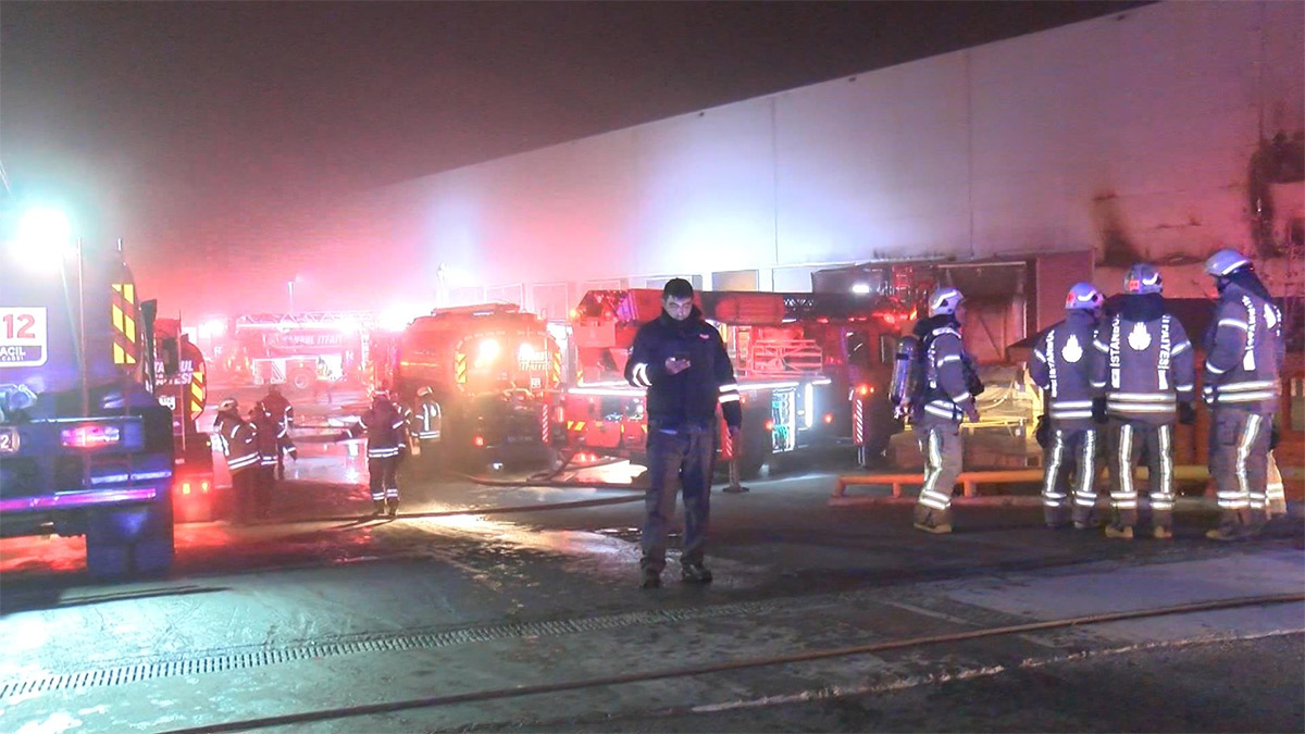 Arnavutköy'de market deposunda yangın