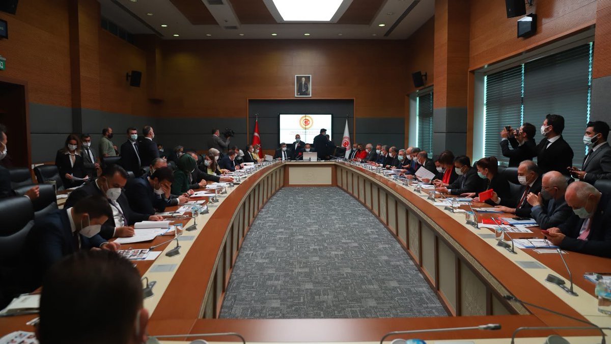 Baraj yüzde 7'ye düşüyor: Seçim kanunu teklifi, Anayasa Komisyonunda kabul edildi