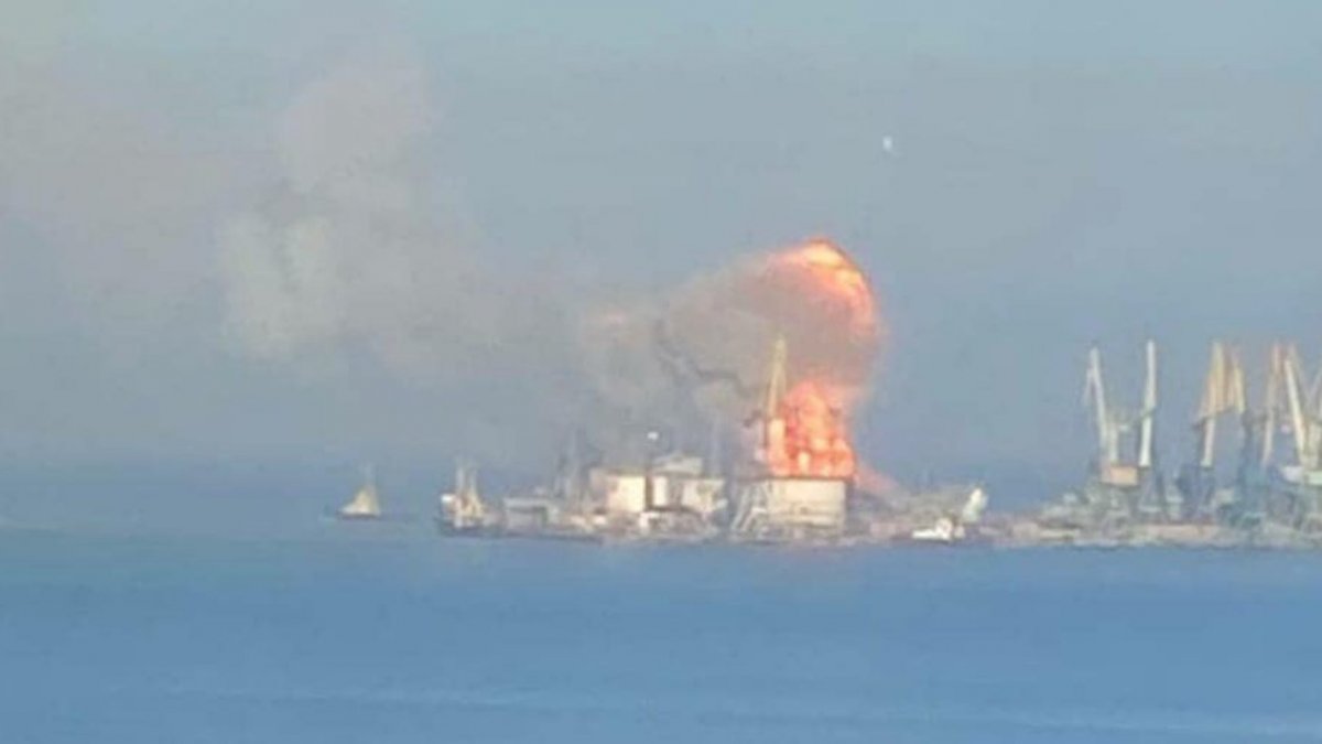 Ukrayna ordusu duyurdu: Rus çıkarma gemisi vuruldu