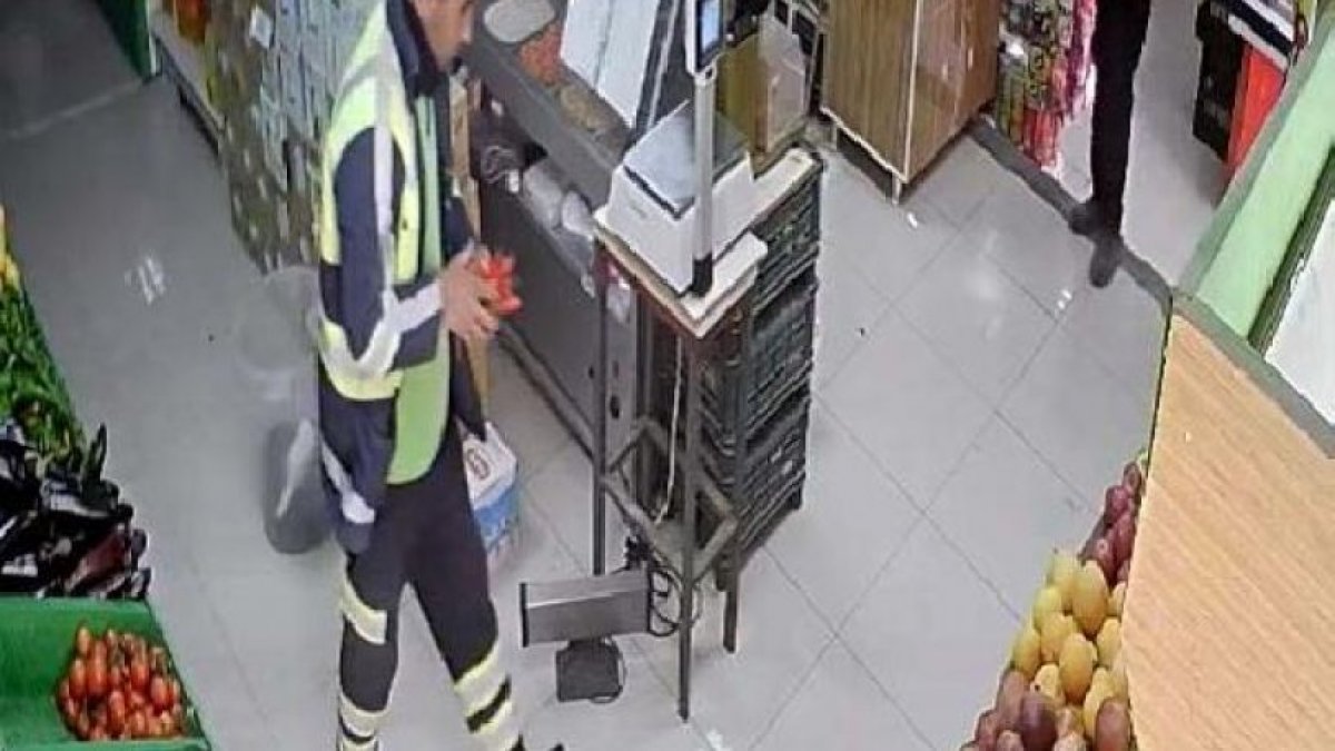 Belediye işçisinden duygulandıran hareket: Markete çamurlu ayakkabılarını çıkardı