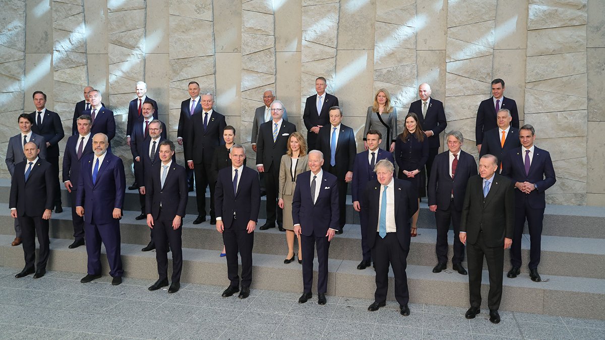 NATO Ukrayna- Rusya gündemiyle bir araya geldi: Liderlerden aile fotoğrafı