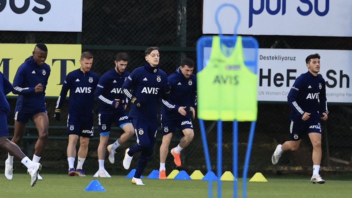 Fenerbahçe'de taşlar yerinden oynadı! İki süper yıldız kadro dışı