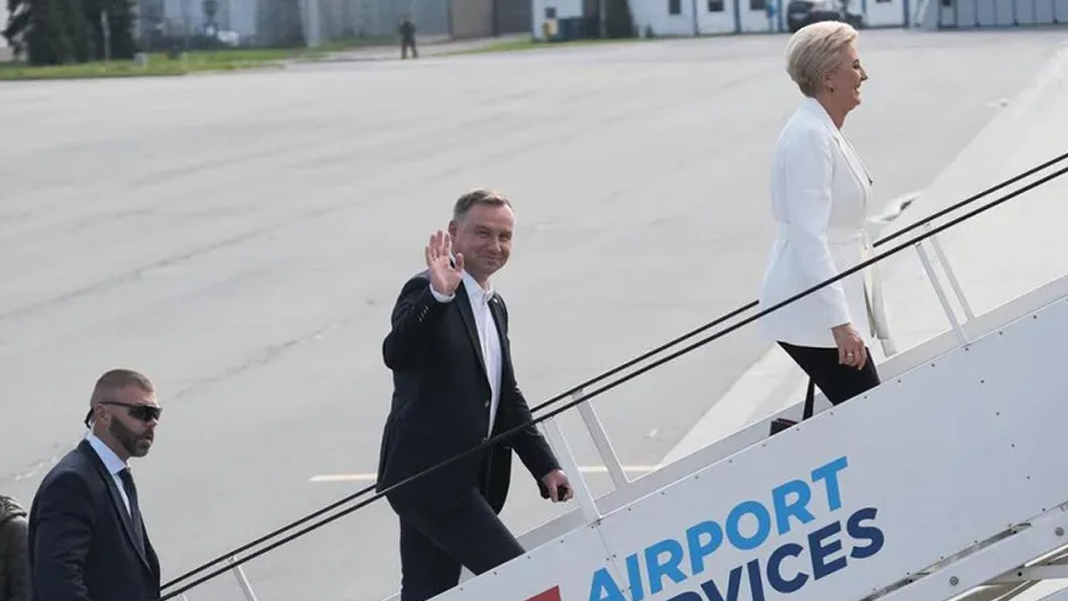 Polonya Cumhurbaşkanı Duda'yı taşıyan uçak acil iniş yaptı