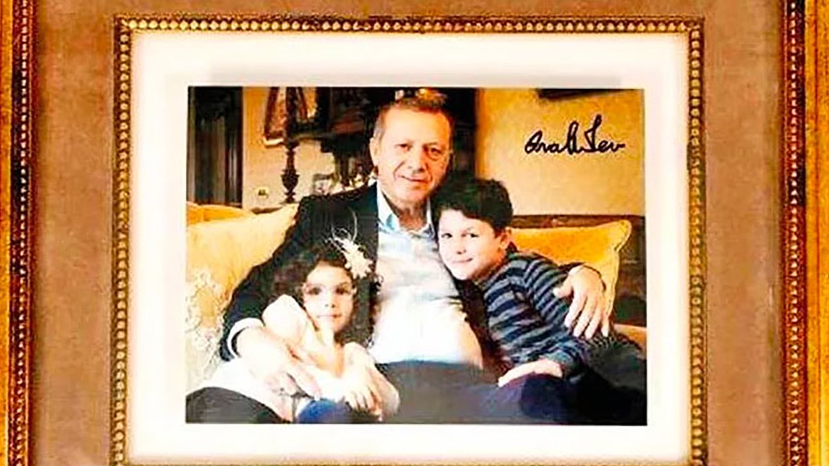 Erdoğan'ın torunlarıyla çektirdiği fotoğraf satışta! Fiyatı dudak uçuklattı