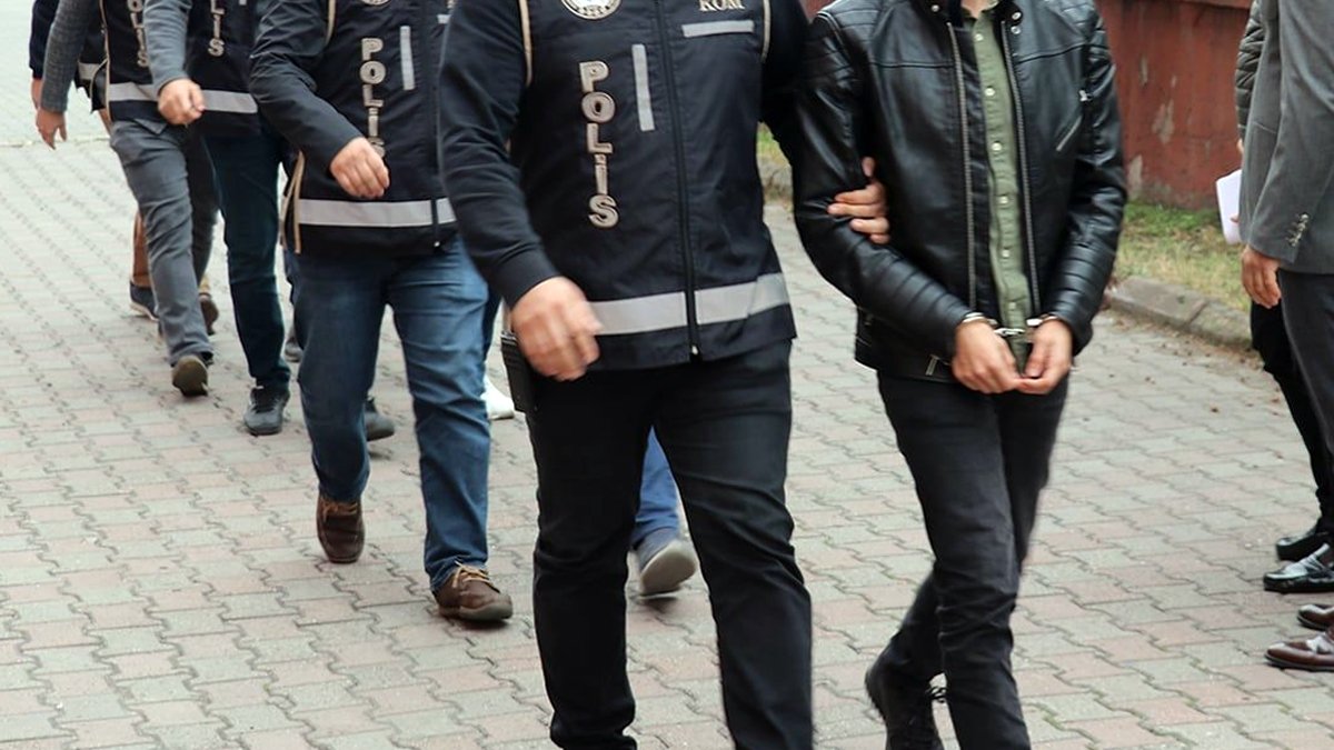 İzmir'de PKK'yı öven slogan attıkları iddiasıyla 49 kişi gözaltına alındı